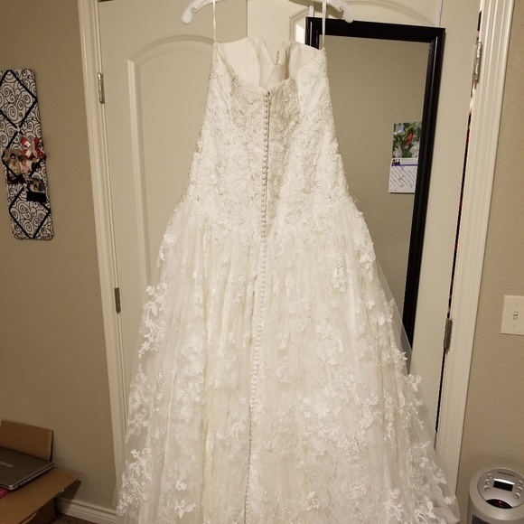 Wedding gown - Picture 1 of 2